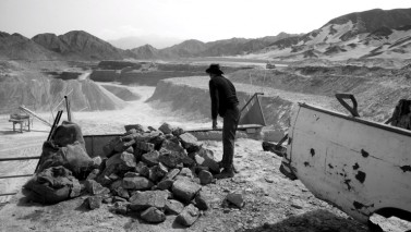 تصاویر مستند سینمایی لرزه‌های سخت و دور